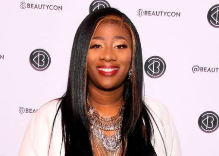 Supa Cent poses a picture at Beautycon event.